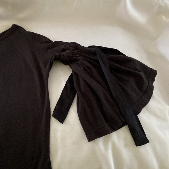 Adorable Lou Grey soft tie, Bell sleeve top boat neckline ,cute ties on sleeves - Picture 2 of 3